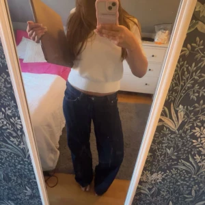 Mörkblå wide jeans från Ginatricot - Säljer ett par mörkblå jeans från Ginatricot. Low waist men kan även verka som mid waist skulle jag säga. Köpta i våras, säljer då de ej kommer till användning. Storlek 36, hör gärna av er för mer frågor💕