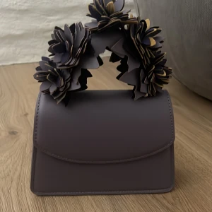 Lila handväska från Zara - Säljs för väldigt bra pris! Jag säljer en lila handväska från Zara, SUPERFIN💜