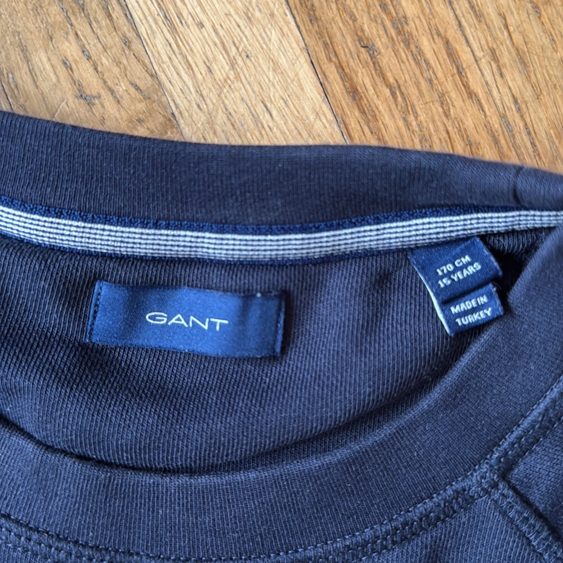 Mörkblå GANT sweatshirt med brodyr - 1