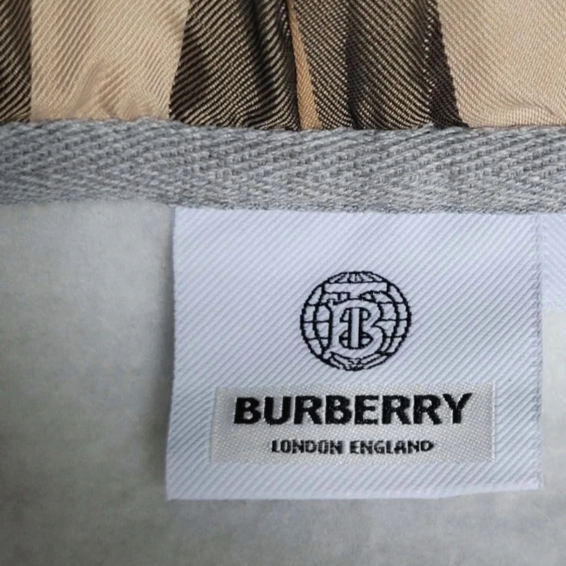 Grå hoodie från Burberry - 1