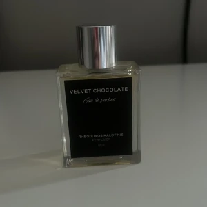 Velvet Chocolate Eau de Parfum 50ml - Lyxig parfym med chokladig doft från Theodoros Kalotinis. Flaskan är rektangulär i genomskinligt glas med svart etikett och har en stilren silverfärgad kork. Innehåller 50 ml Eau de Parfum som ger en varm och söt känsla. Den luktar som en nybakad chokladkaka! Helt oanvänd!!