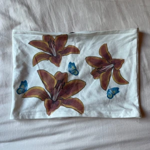 Vit tubtopp med blommor - Superfin tubtopp från Edikted ( köpt i USA) är M men passar även mig som är S💕