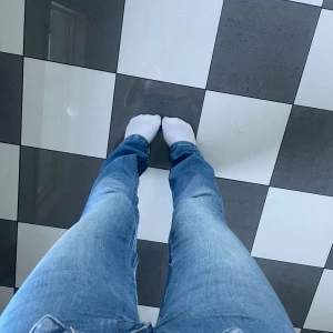 Ljusblå bootcut jeans - Skit snygga bootcut jeans!💗 Behöver tyvärr sälja då det är för små i midjan och lite långa💗  Storlek xs men skulle säga xxs! Långa ben så jag sytt de lågmidjade själv! Pris kan alltid diskuteras och postar samma dag eller dagen efter det köps💗