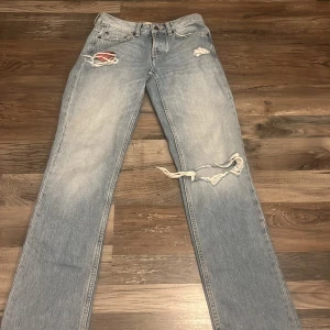 Ljusblå slitna jeans från 157 Icon - Ljusblå jeans från 157 Icon med snygga slitningar och hål på låret och knät. Klassisk femficksmodell i rak passform och normal midja. Jeansen är i bomull och har en avslappnad vibe med sina slitna detaljer.