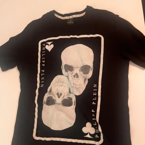 Philip plein  t shirt  - Den är i mycket bra skick inga skador och en snygg t shirt är i storlek xl men känns mer som M-L