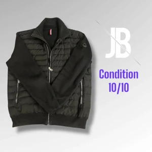 Cardigan från moncler  - Riktigt fett cardigan från moncler i storlek 5 men passar även 4 🔥🔥 mycket najs passform och stilren look🤩 med jackan medföljer även tag och den berömda moncler triangeln👌såklart äkta med NFC samt triangel certifika, skriv vid frågor😇😇