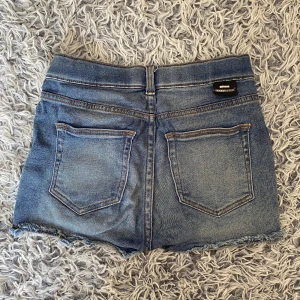 Shorts - Super snygga korta jeans shorts, materialet är skönt och de är stretchiga