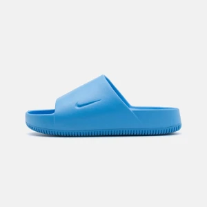 Blå Nike sandaler  - Snygga blå sandaler från Nike,  dom var en present till min lillebror men tyvär var dom för små 🥲 jätte tråkigt så aldrig använda 