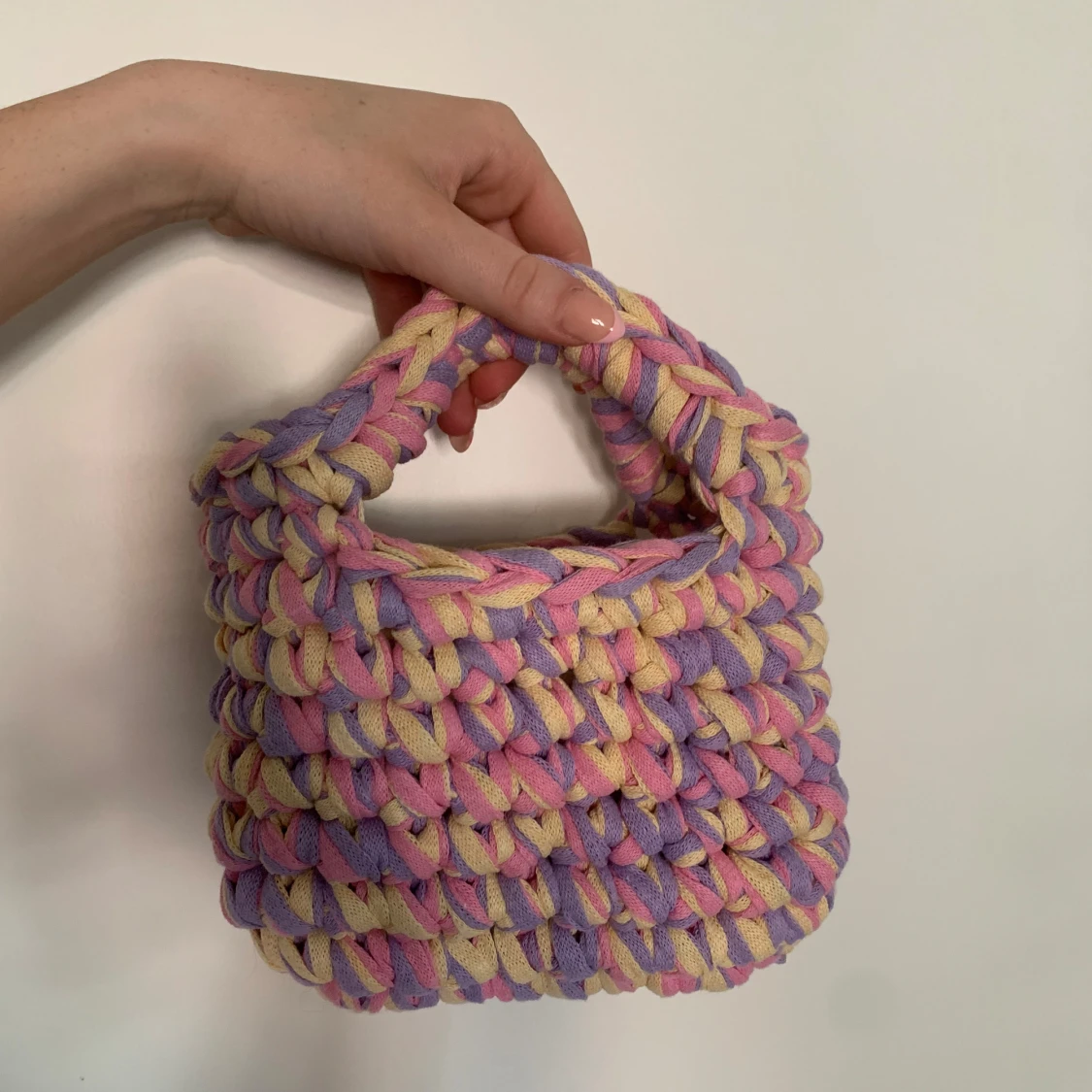Pastellfärgad virkad handväska - 1