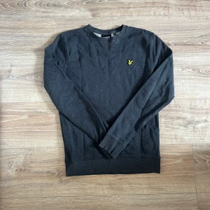 Lyle & scott tröja  - En snygg tröja i bra skick utan några som helst anmärkningar. Hör av er vid ytterligare frågor annars fritt fram att köpa!                              (Postar inom 24h)