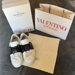 | Valentino Garavani Open | - Skor från Valentino | Storlek 45-46 men passar bra som 45 | Allt på bilderna följer med | Vita med svart detalj | I fint skick | Skriv vid frågor |