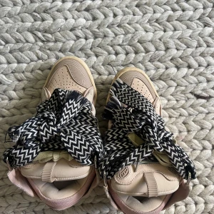 Lanvin sneakers  - Säljer mina as coola unika sneakers från Lanvin i ljusrosa.  Kommer inte till användning så som jag hoppats. Jätte bra skick! 🌟