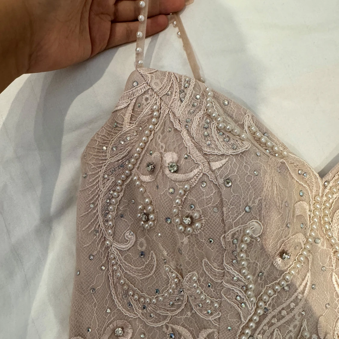 Ljusrosa spetsklänning med pärlor - 1