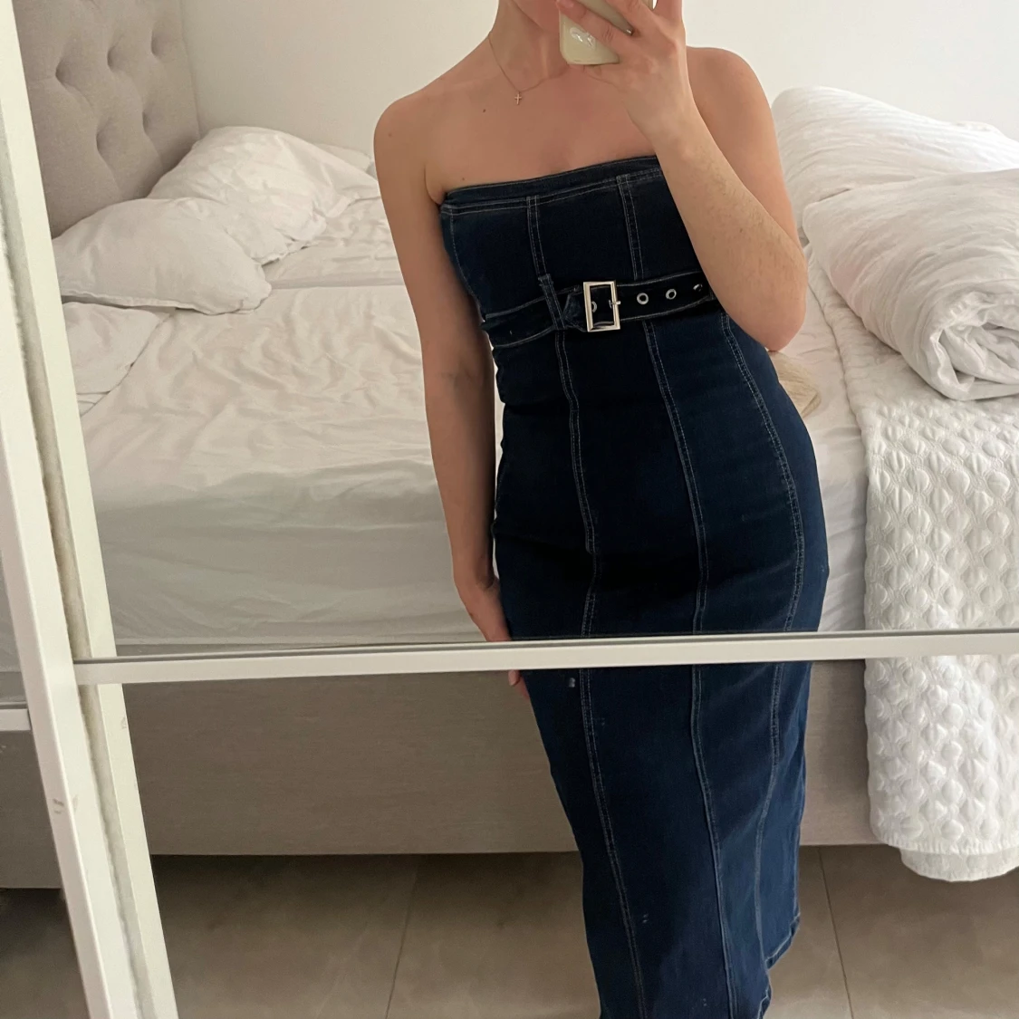 Mörkblå axelbandslös jeansklänning - 1