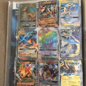Pokémonkort - Samlaralbum - Fet samling Pokémonkort i ett album! Perfekt för dig som älskar att samla, byta och spela med vänner. Här hittar du coola och sällsynta kort som Dragonite GX, Primal Groudon och Zapdos. Ett måste för alla Pokémonfans och samlare!