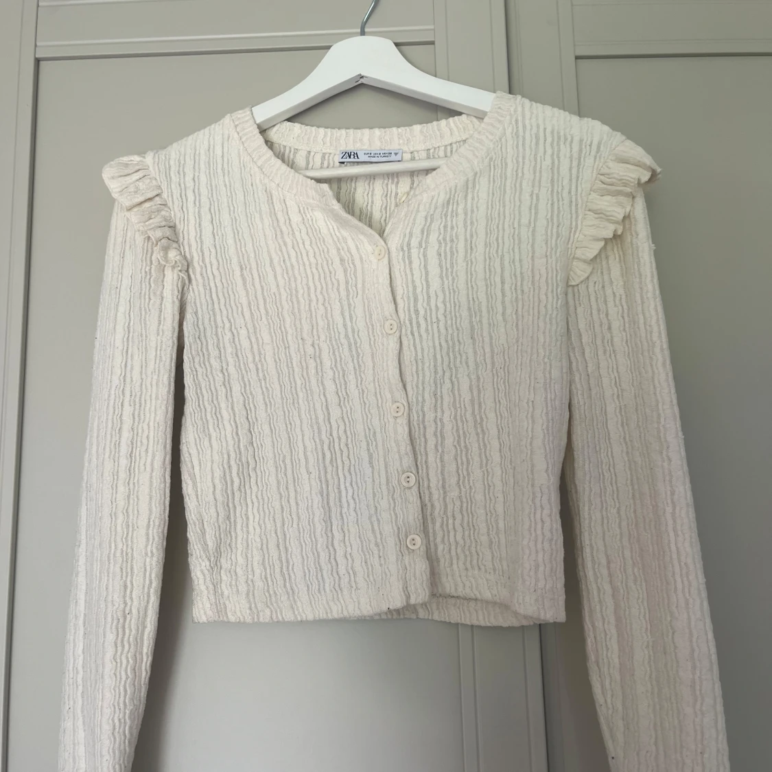 Vit kofta med volang från Zara