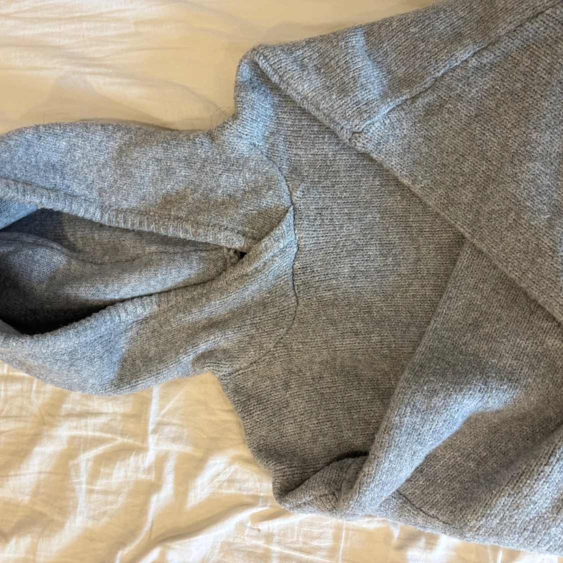 Grå stickad hoodie med huva