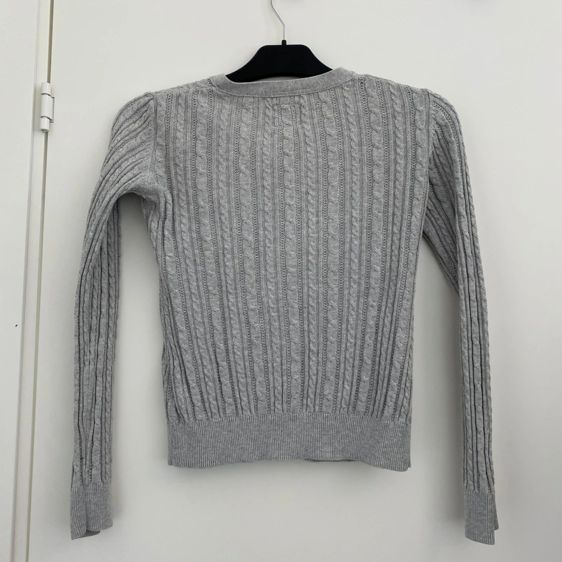 Grå kabelstickad kofta från H&M L.O.G.G. - 1