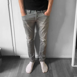 Dondup Jeans - Snygga grå skinny fit jeans från Dondup i storlek 34. Jeansen har klassisk femficksdesign, smal passform och är tillverkade i stretchig bomullsdenim för en bekväm känsla. Ny pris 3799 SEK
