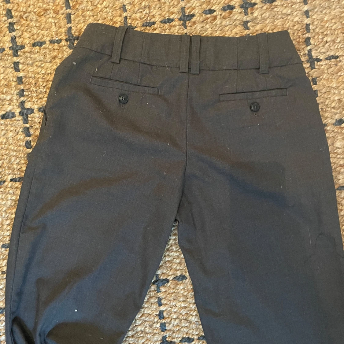 Grå kostymbyxor med raka ben - 1