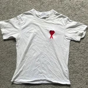 Ami Paris T-shirt - As snygg T-shirt med ett A och hjärta! Ẽj äķŧ@.
