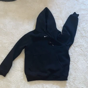 Nike Hoodie - Svart nike hoodie säljes, knappt använd och i perfekt skick. Storlek L, passar M/L
