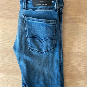 Replay jeans - Säljer dessa snygga ljusblå jeans från replay. Använda sparsamt och i väldigt bra skick. Hör av er vid frågor.