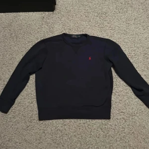 Mörkblå  Polo Ralph Lauren tröja - Säljer en  mörkblå tröja från Polo Ralph Lauren