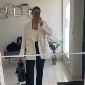 Krämgul korsett  - Sitter åt på kroppen fint.