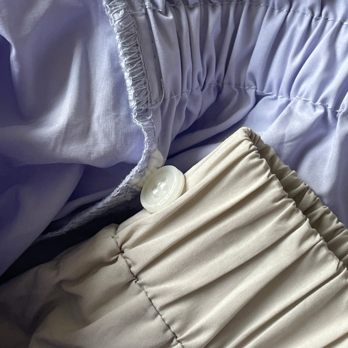 Ljuslila omlottklänning med puffärm + Beige kjol (set) - 3