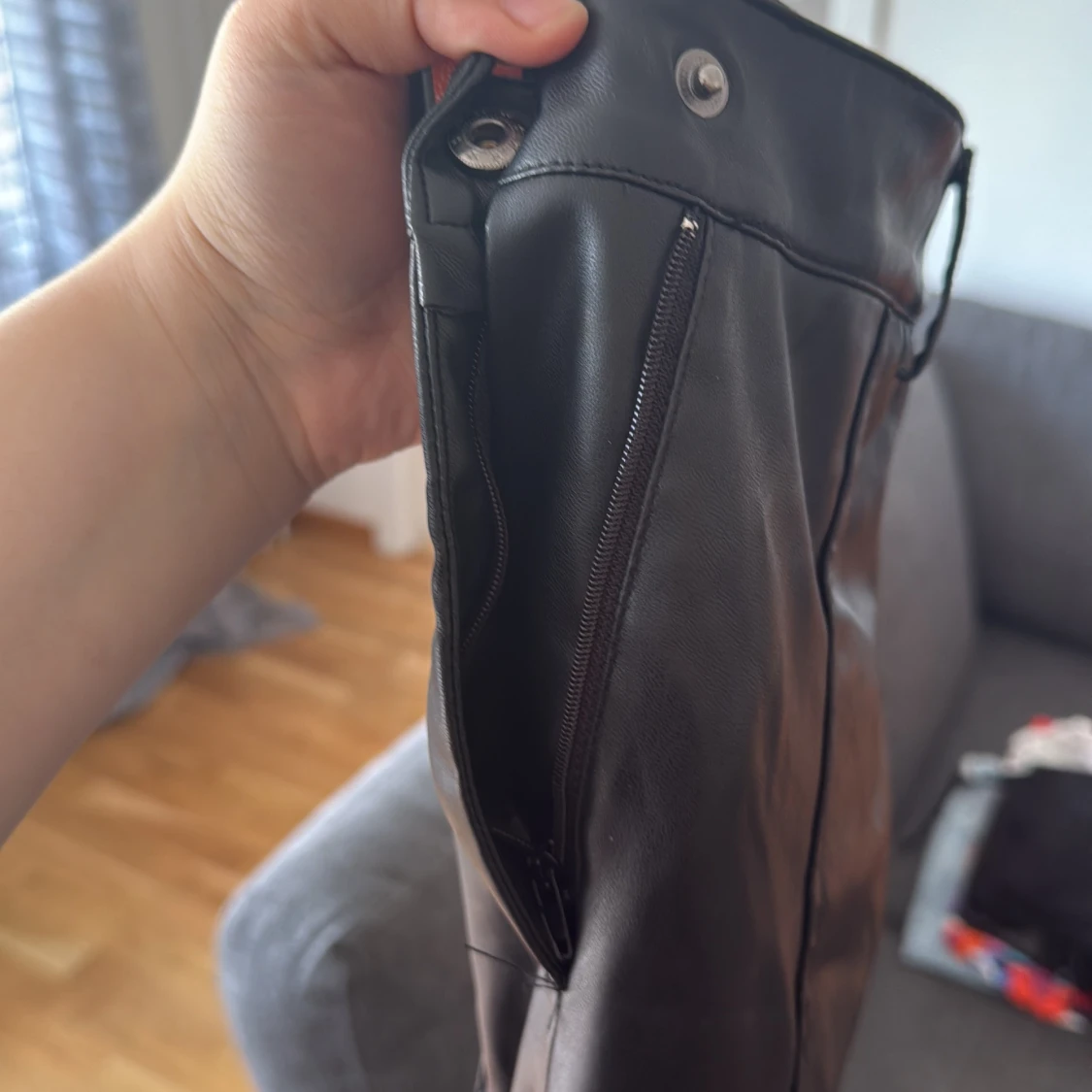 Svarta cargopants i skinnimitation FB Sister - 3