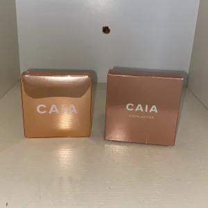 CAIA Highlighter Sydney - Superfin highlighter från CAIA i nyansen Sydney. Kommer i en lyxig, roséguldig fyrkantig dosa med spegel. Pudret har en skimrande champagnefärg och en snygg vågig yta. Perfekt för att ge glow till kindben, näsa och amorbåge. Nästan aldrig andvänd