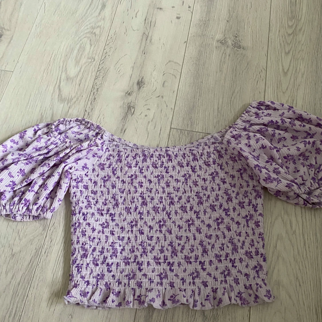 Ljuslila blommig topp från Gina Tricot - 1