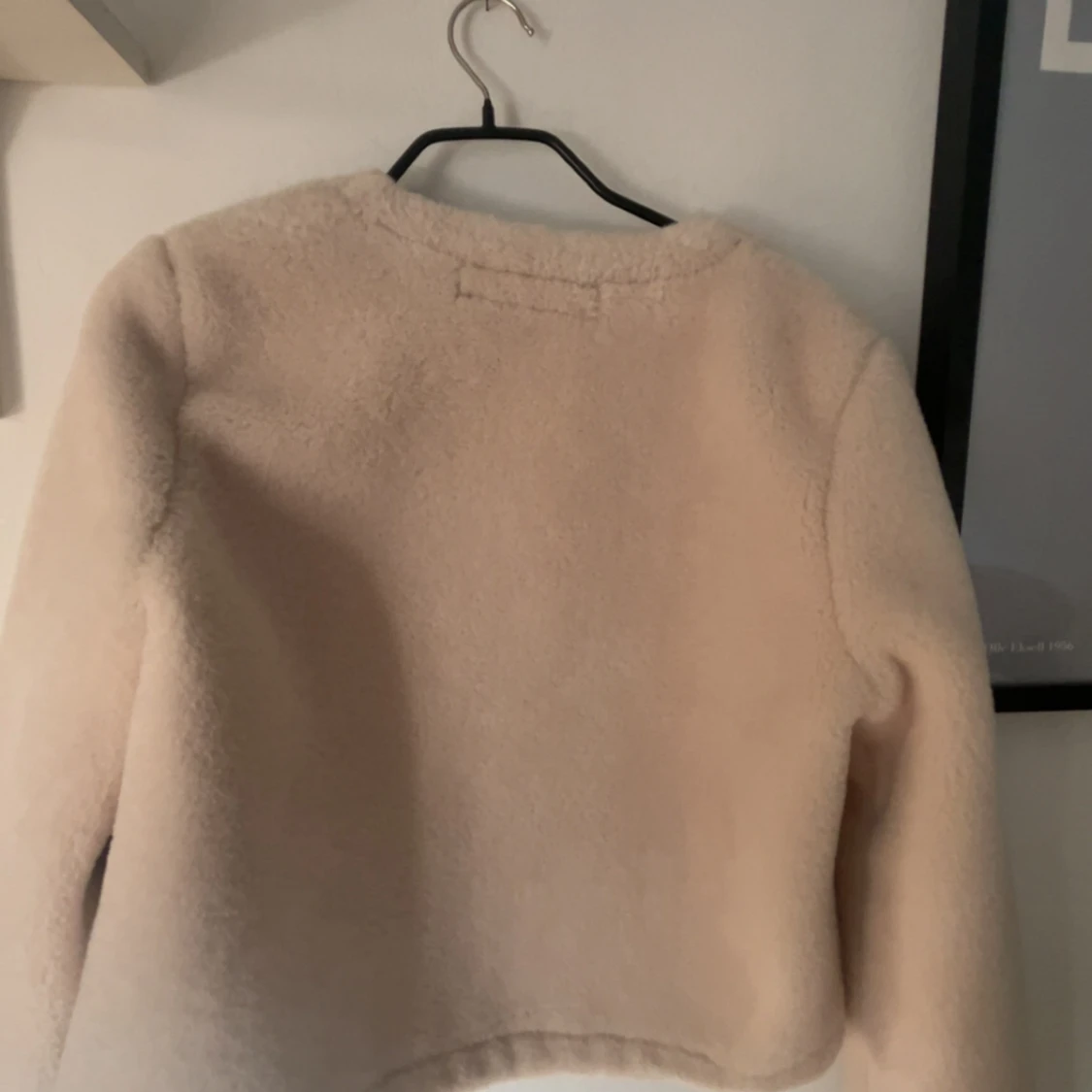 Beige teddyjacka med snygga spännen - 1