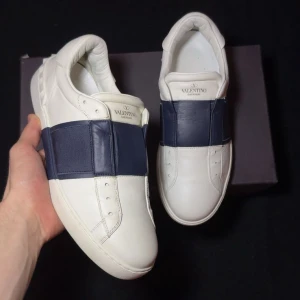 Valentino open  - Valentino open no lace. Färg navy. Skick 9.5/10 , inga defekter. Medföljer Valentino Box. Storlek 41 passar 42.