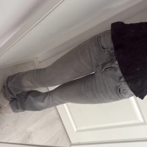 Grå bootcut jeans med låg midja - Säljer ett par snygga grå jeans med bootcut-modell och lågmidja. Har knappast använt de då dem är för långa, ny pris: 400kr mitt pris: 247