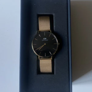 Daniel Wellington klocka  - Jag säljer en Daniel Wellington klocka i modellen ”CLASSIC MESH ONYX” i färgen Guld. Den är använd fåtal gånger! 