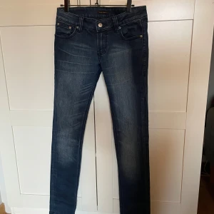 Mörkblå slim jeans från Nudie Jeans - Tjenare, säljer ett par mörkblåa feta jeans ifrån nudie jeans. Storleken är 29/32 och jeansen passar slim fit. Bara att fråga om ni har frågor eller funderingar över jeansen!🤗