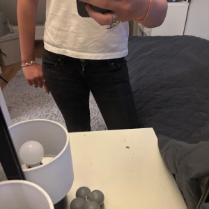 Lågmidjade bootcut weekday jeans - Snygga svarta jeans ifrån weekday! Dom är lågmidjade med passform bootcut. Jag säljer jeansen för att dom inte passar. Storlek xs men passar mig som har s. 
