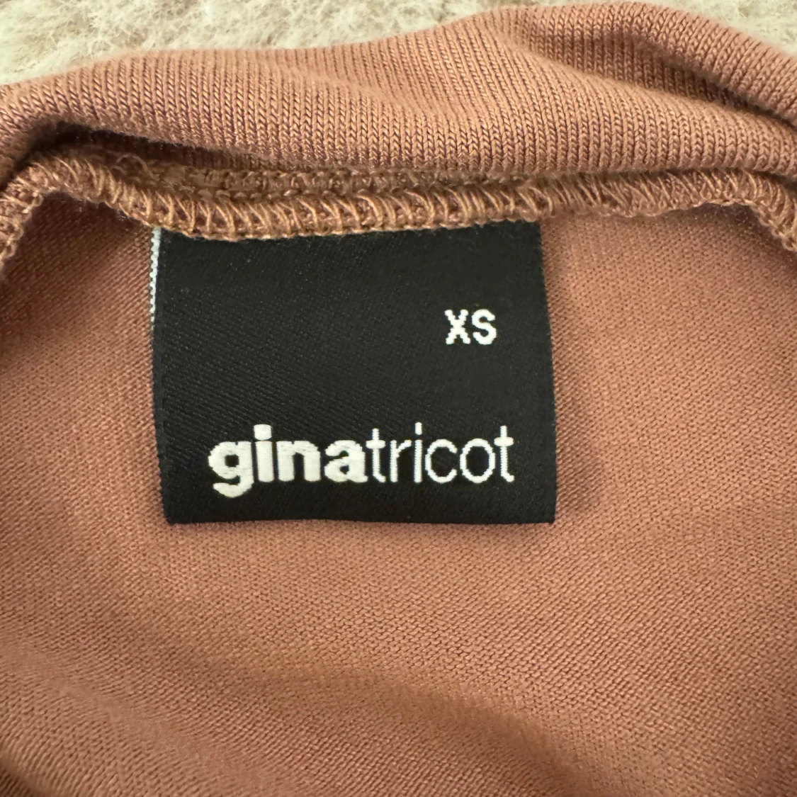 Elegant topp med rynkade sidor  - 2