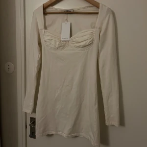 Klänning  - Så elegant och snygg klänning som funkar till så många olika tillfällen, helt ny med prislapp, nypris 599kr.