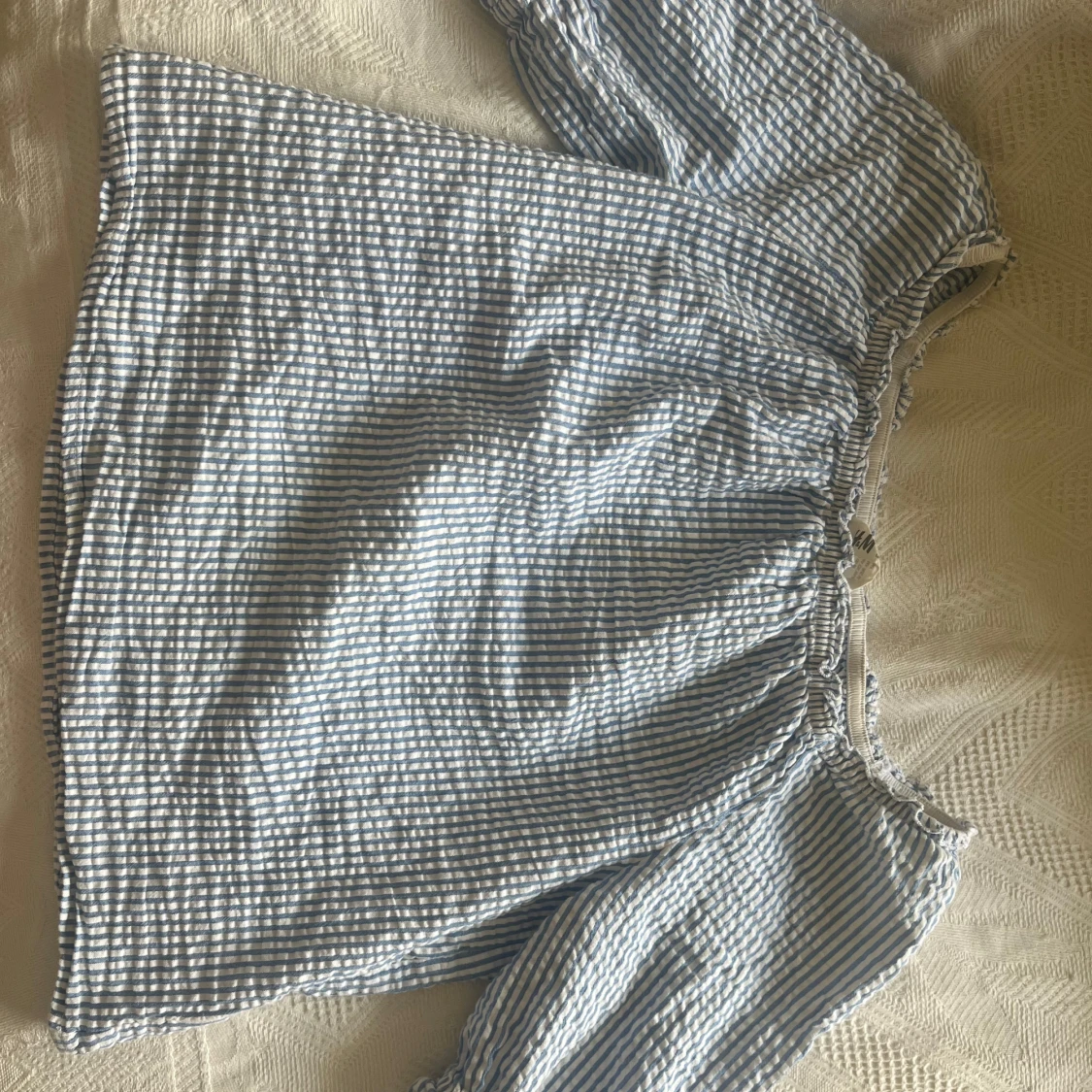 Randig blus med puffärm och knyt - 2