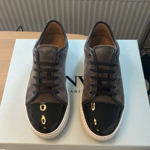 Elephant grey Lanvins - Säljer nu ett par fräscha skor från lanvins. Skorna är sparsamt slitna  Uk 7 storlek 42. Jag själv gillar skorna väldigt mycket de är populära och stiliga till de mesta. Allt og följs med - 2 dustbags, extra skosnöre och box. Hör av er vid minsta fundering! 