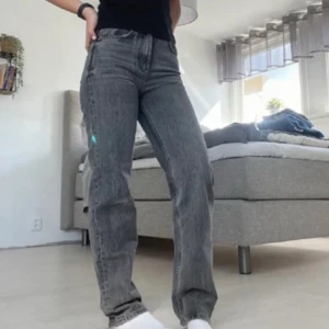 Gråa jeans - Gråa raka jeans🤩