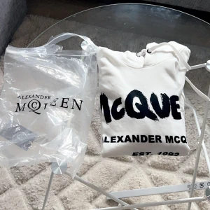 Vit hoodie från Alexander McQueen - Säljer nu min vita hoodie från Alexander McQueen i storlek S. Tröjan är stilren och har knappt några defekter bortsett från en liten fläck längs längst ner på sidan av tröjan. Den ser man ej med blotta ögat så det är inget du behöver oroa dig för. En påse fås med men tyvärr inga tags. Tveka inte på att höra av dig vid minsta fundering mvh!