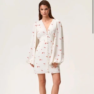 Adoore kortklänning med blommigt mönster - Supersöt vit blommig adoore klänning som jag köpte till midsommar men kom ej till användning eftersom jag blev sjuk, så nu säljer jag den eftersom jag inte kommer använda den, nyskick! Storlek 36