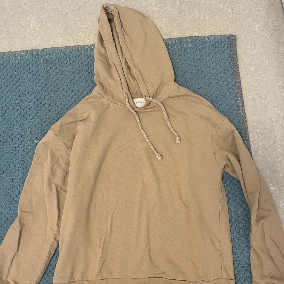 Beige hoodie från Atla med huva