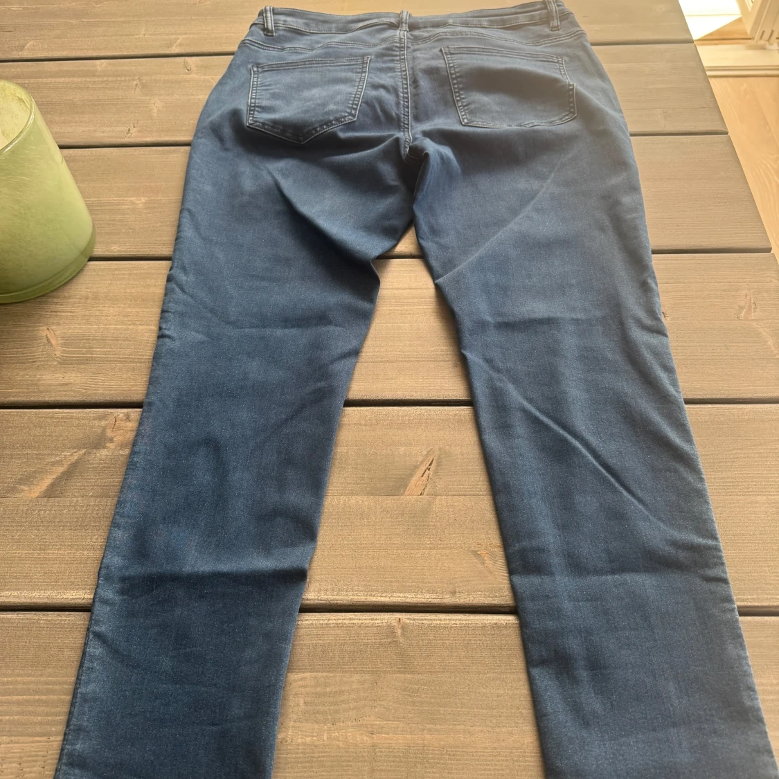 Mörkblå jeans med dragkedjedetaljer - 1