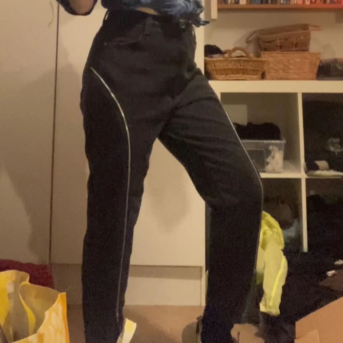 Svarta wide jeans med dragkedjedetaljer - 3