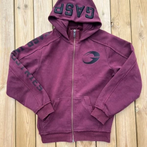 Vinröd hoodie från GASP  - Vinröd hoodie från GASP i storlek M. Använd men har mycket kvar att ge! Perfekt för gymmet med bra passform 